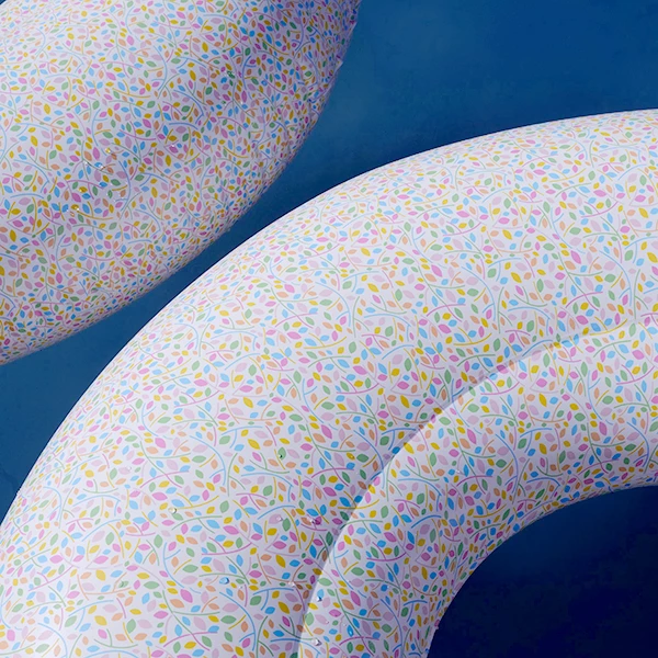 Unazë noti inflatabël Desjoyaux SWIM RING LIBERTY, Ø jashtme 110 cm / Ø brendshme 45 cm, e bardhë me pattern Liberty