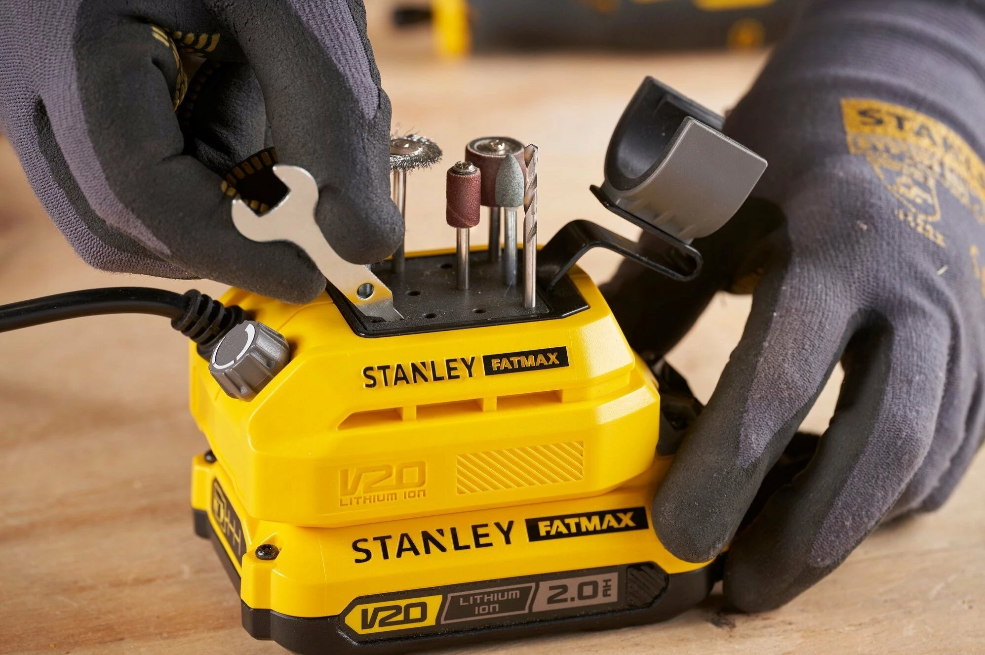 Mini brusëse pa kabllo dhe gravuese Stanley SFMCE030B-XJ 18 V, 33 aksesorë, verdhë/zezë