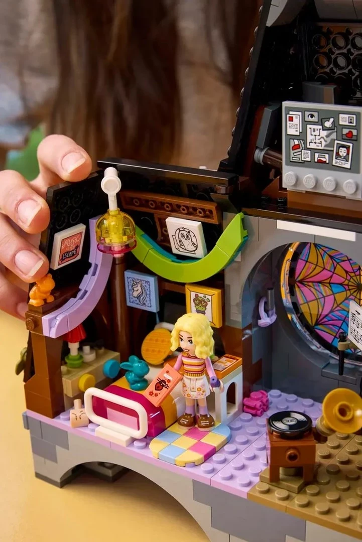 Set LEGO Wednesday & Enid's Dorm Room, 76781