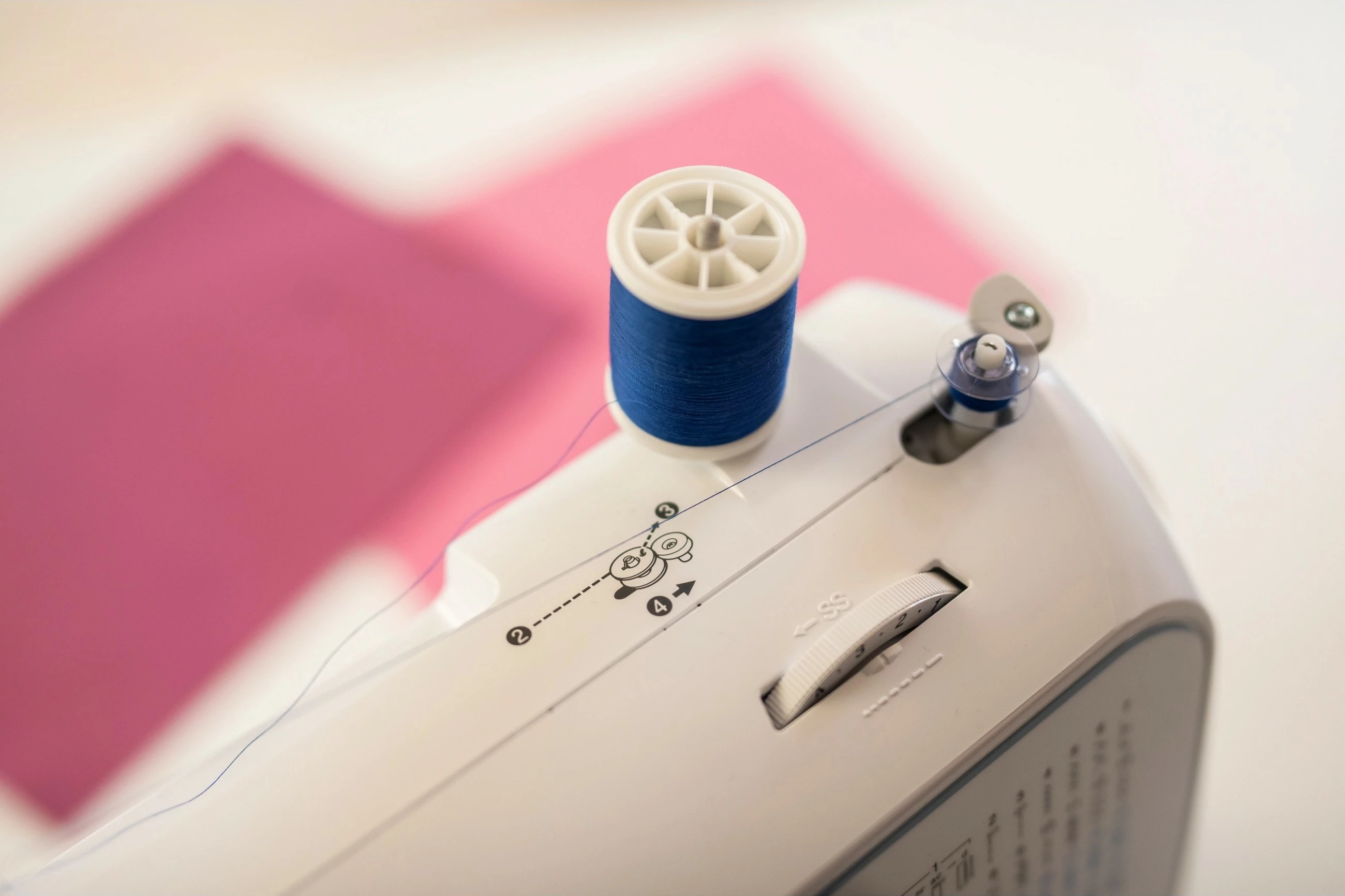 Makine qepëse Brother RL425 mekanike, e bardhë/blu