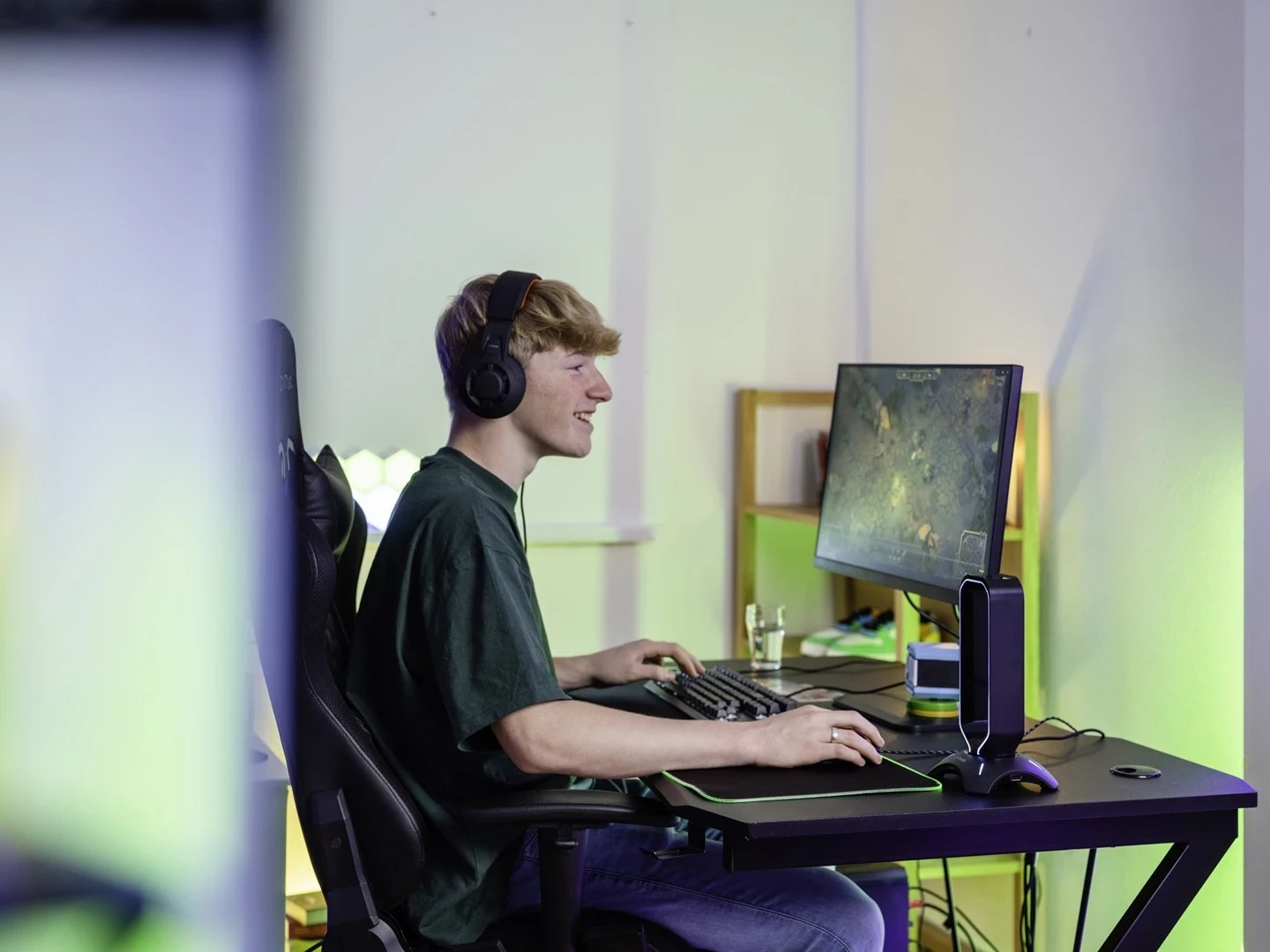 Mbajtëse Kufjesh Trust GXT 265 Cintar, e Zezë