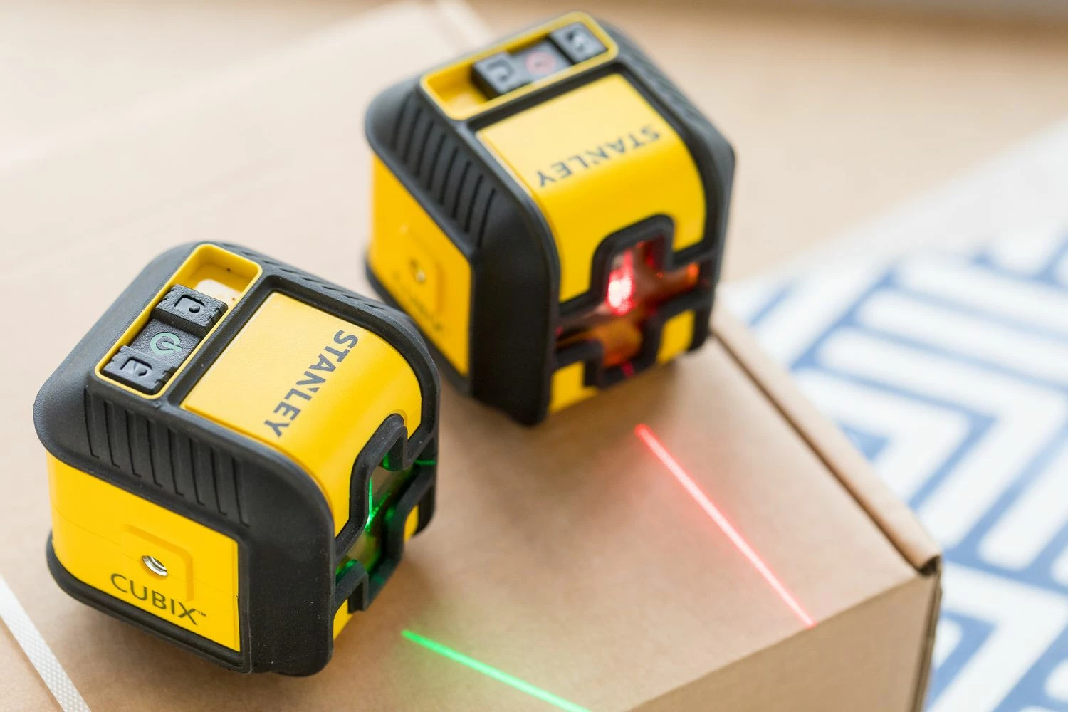 Laser nivelues kryq Stanley Cubix STHT77498-1 12 m, i kuq, me bateri