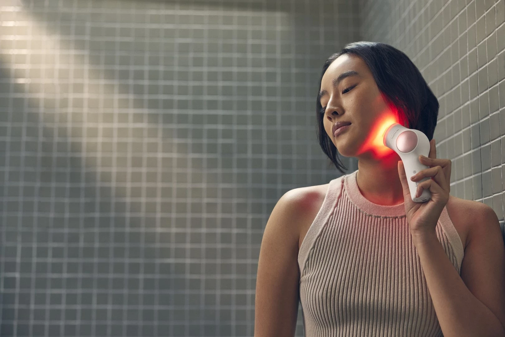 Pajisje për kujdesin e fytyrës Therabody TheraFace PRO, e bardhë