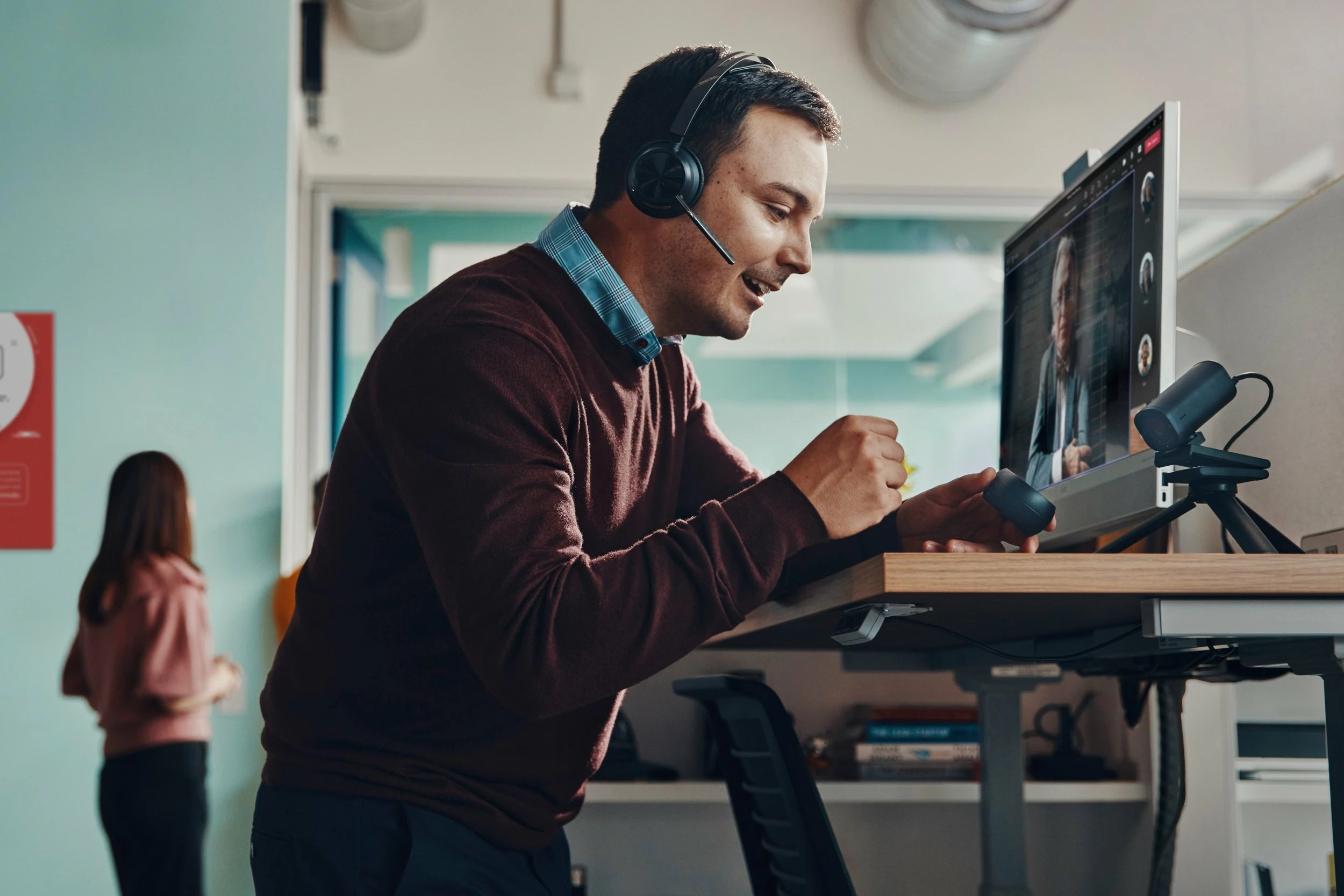 Kufje Poly Voyager Focus 2 9T9J5AA, Bluetooth 5.1, ANC, me stacion karikimi, të zeza