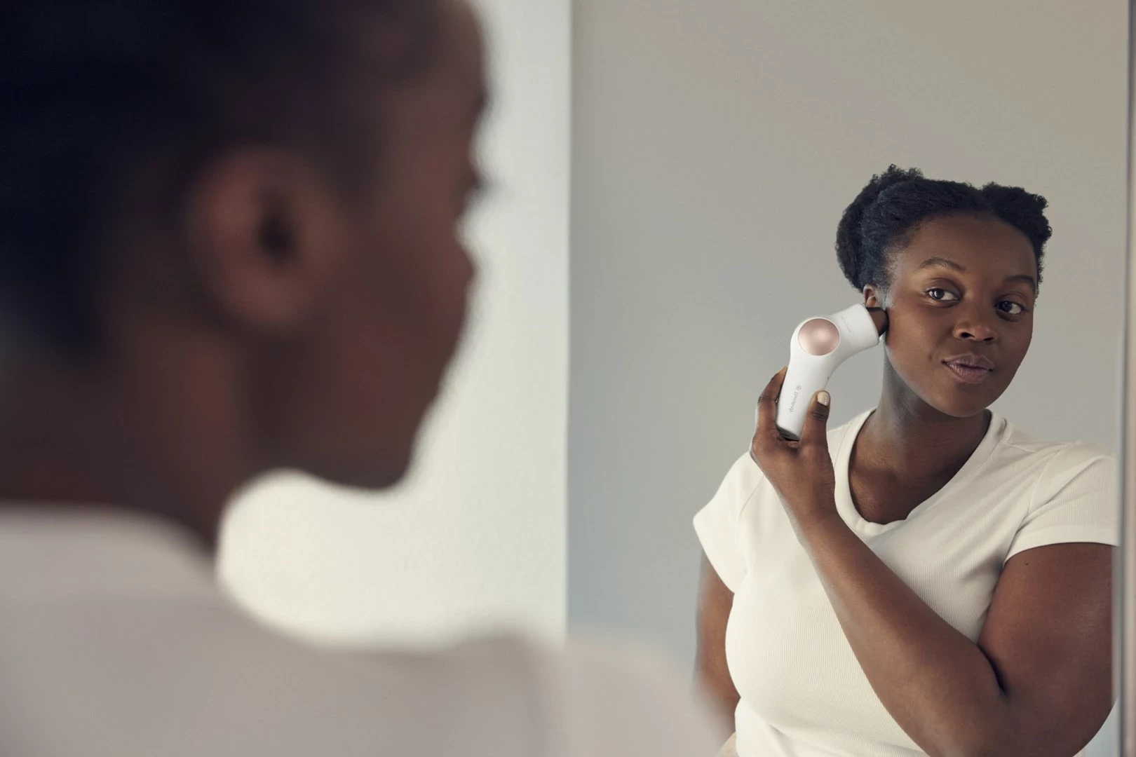 Pajisje për kujdesin e fytyrës Therabody TheraFace PRO, e bardhë