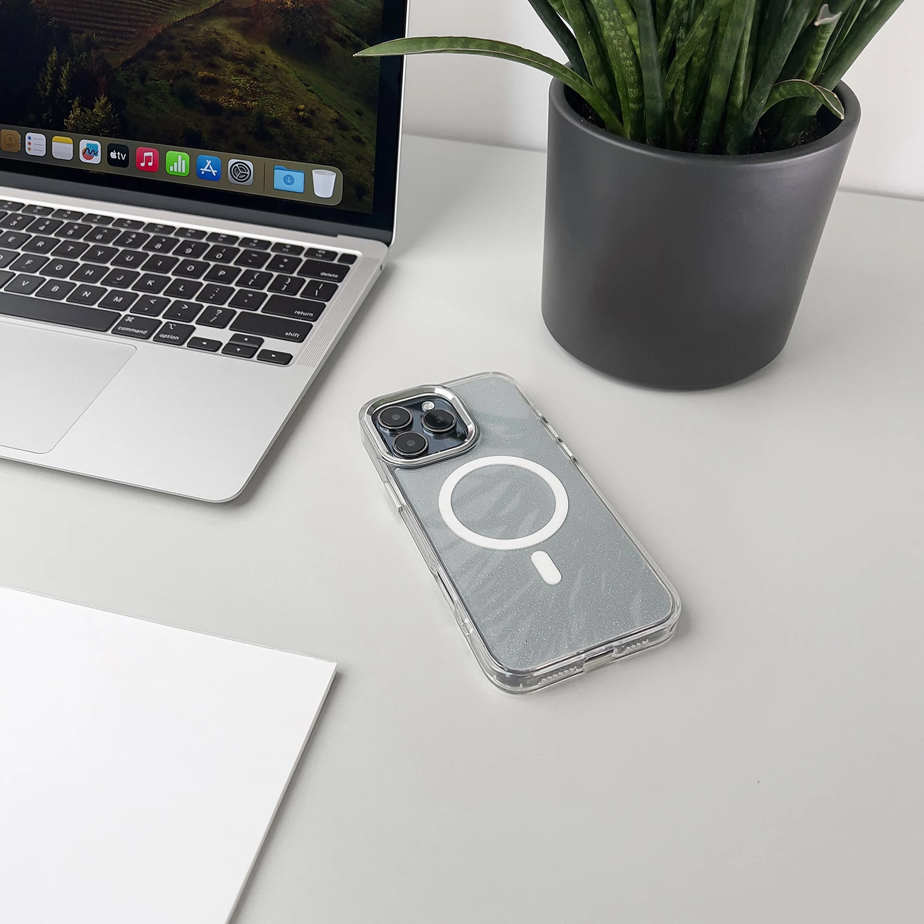 Mbështjellës Hurtel Glitter Case MagSafe për iPhone 16 Pro, i bardhë me shkëlqim