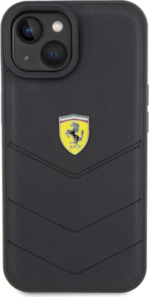 Mbështjellës Ferrari Quilted Metal Logo për iPhone 15, eko-lëkurë, i zi
