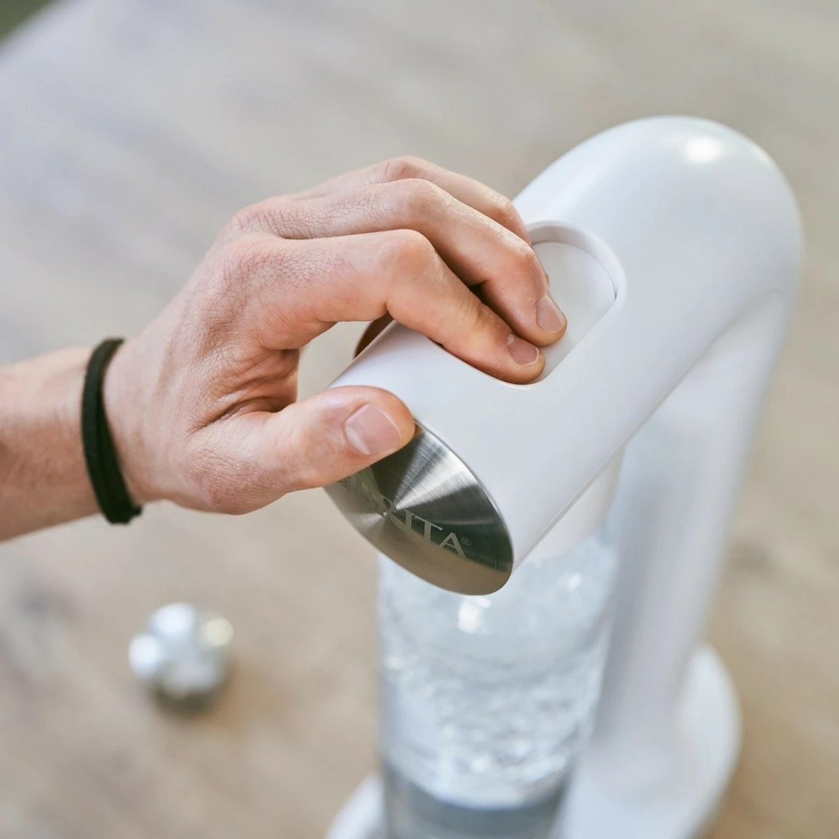 Saturator uji Brita sodaONE, plastikë, 1L, i bardhë, me cilindër CO2 dhe shishe PET