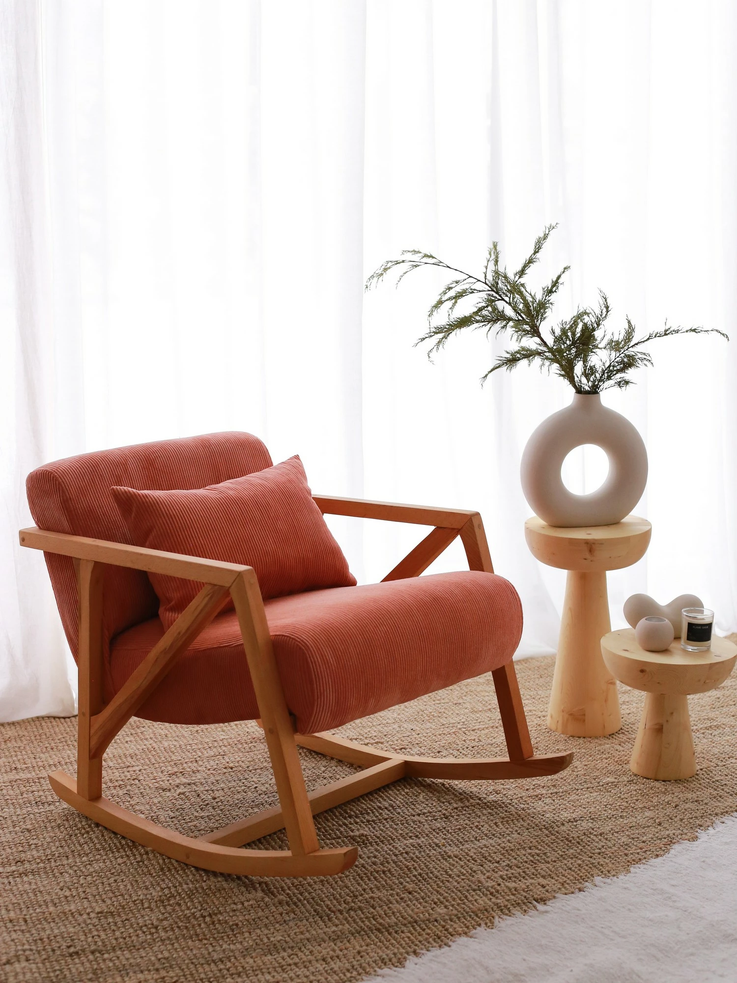 Karrige sallon me krahë, kadife vermilion, këmbë druri, Nini Sallanan