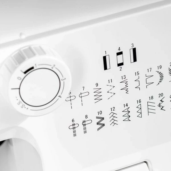 Makine qepëse Łucznik Karina 910, e bardhë