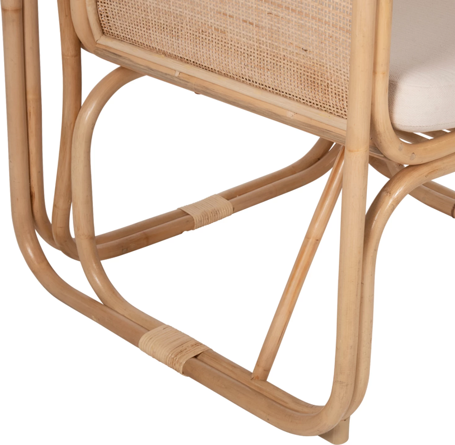 Karrige Wendy FH9816 prej ratanit, ngjyrë natyrale e lëmuar - jastëkë të bardhë, 73x72x84H cm