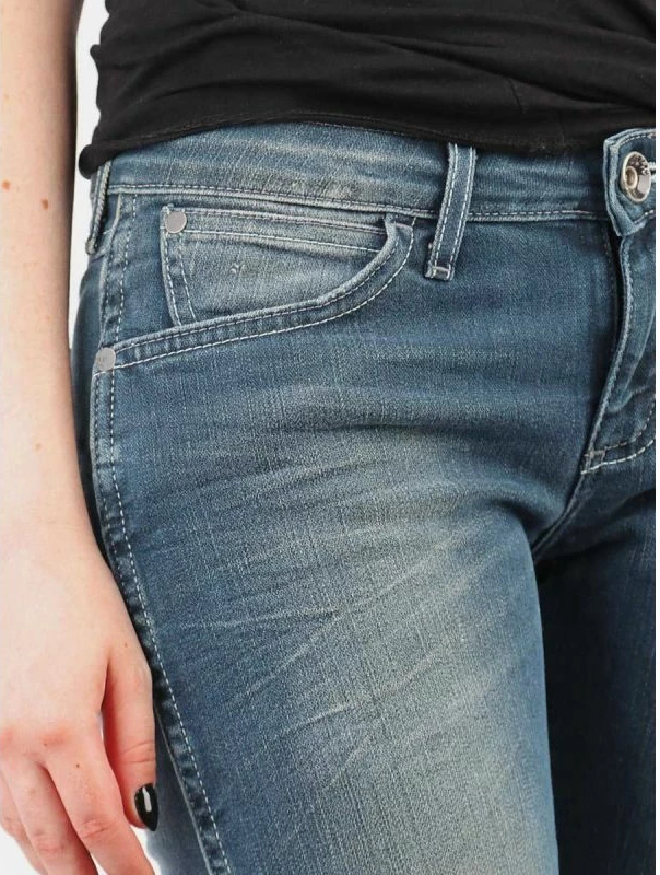 Pantallona xhinsi Wrangler femra