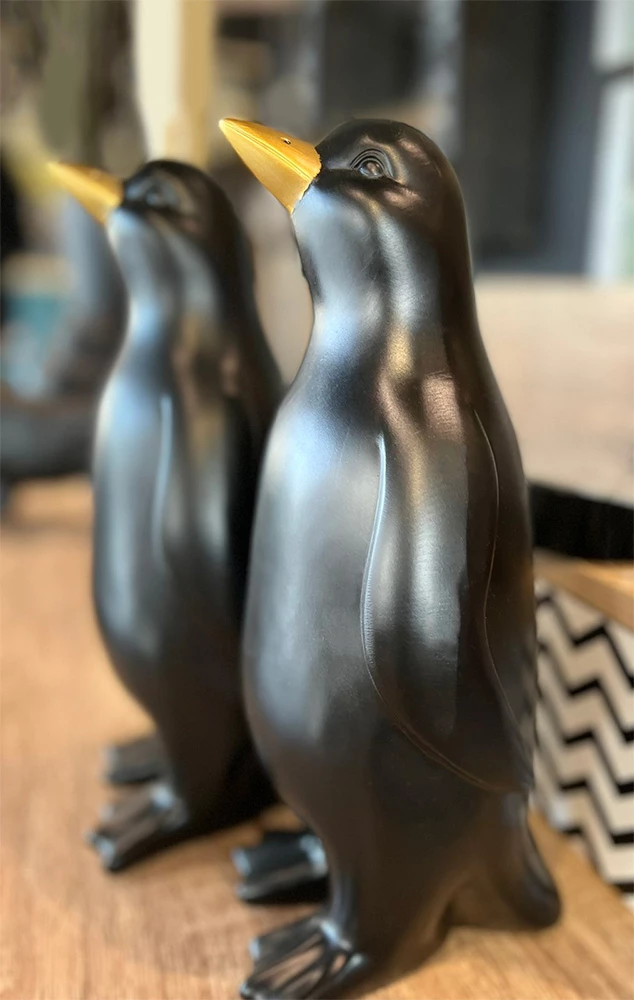 Dekor për Krishtlindje, pinguin, polirezine, ngjyrë e zezë dhe e artë, 13x13x29cm