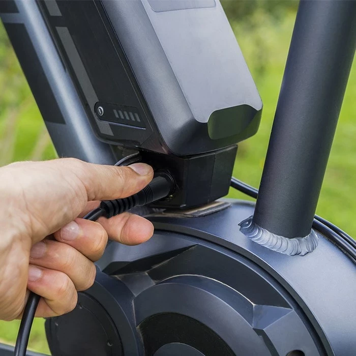 Karikues Qoltec 50761 për bateri e-bike, 42V, 2A, Zi