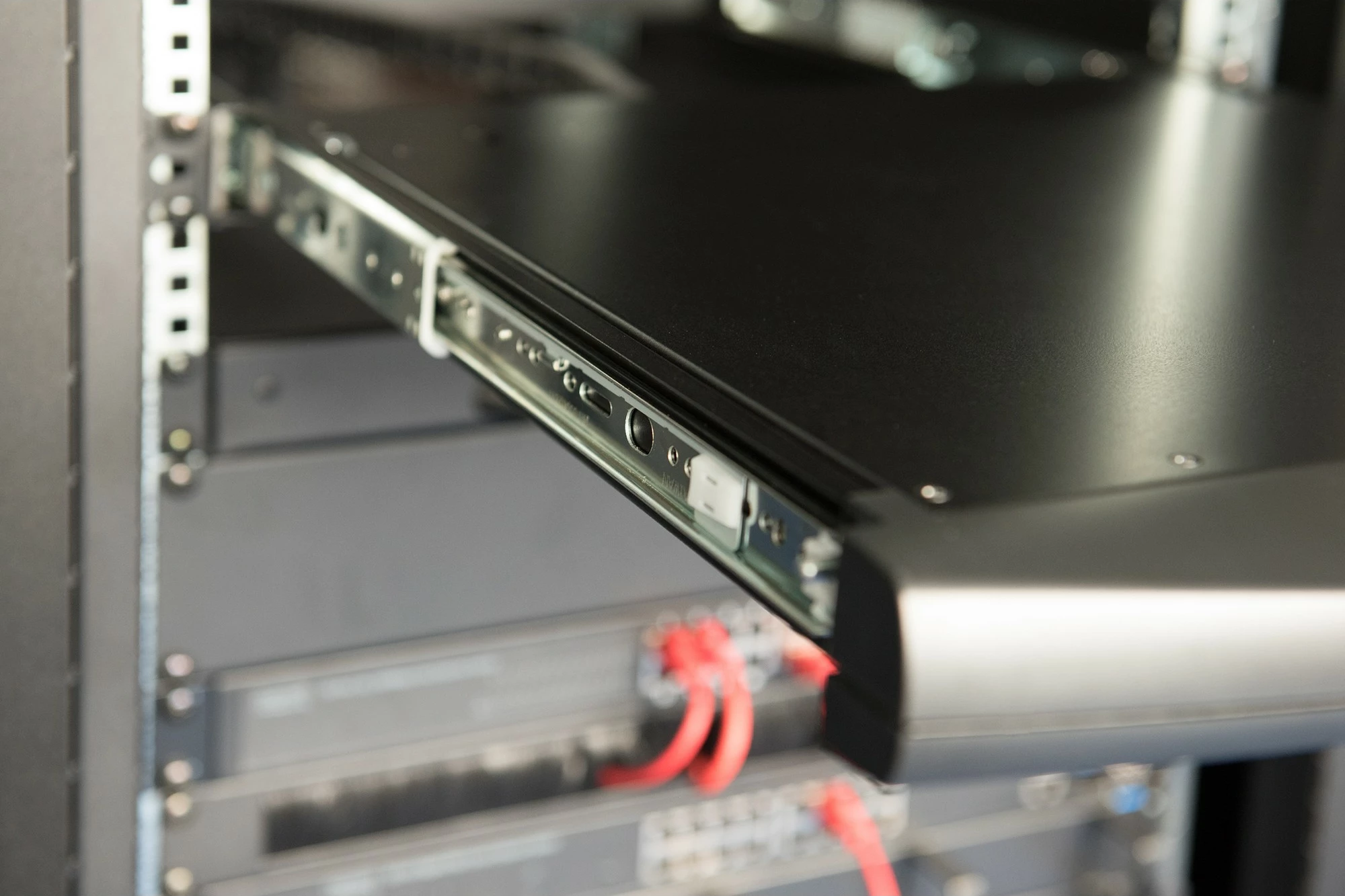 Konzolë rack Digitus 19" LCD, 16-port HDMI KVM, me tastierë US, e zezë