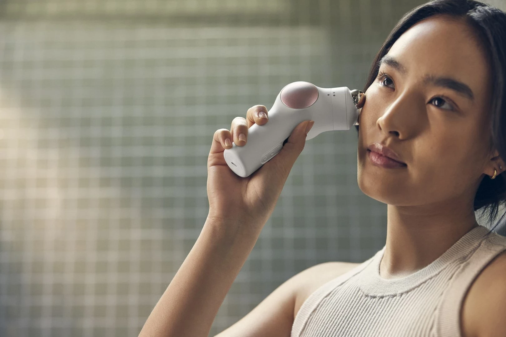 Pajisje për kujdesin e fytyrës Therabody TheraFace PRO, e bardhë