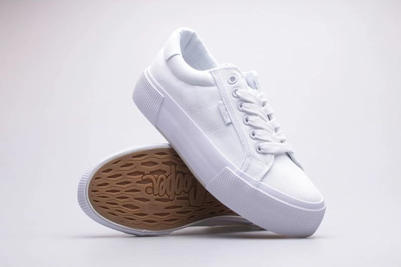 Këpucë Lee Cooper për femra, të bardha