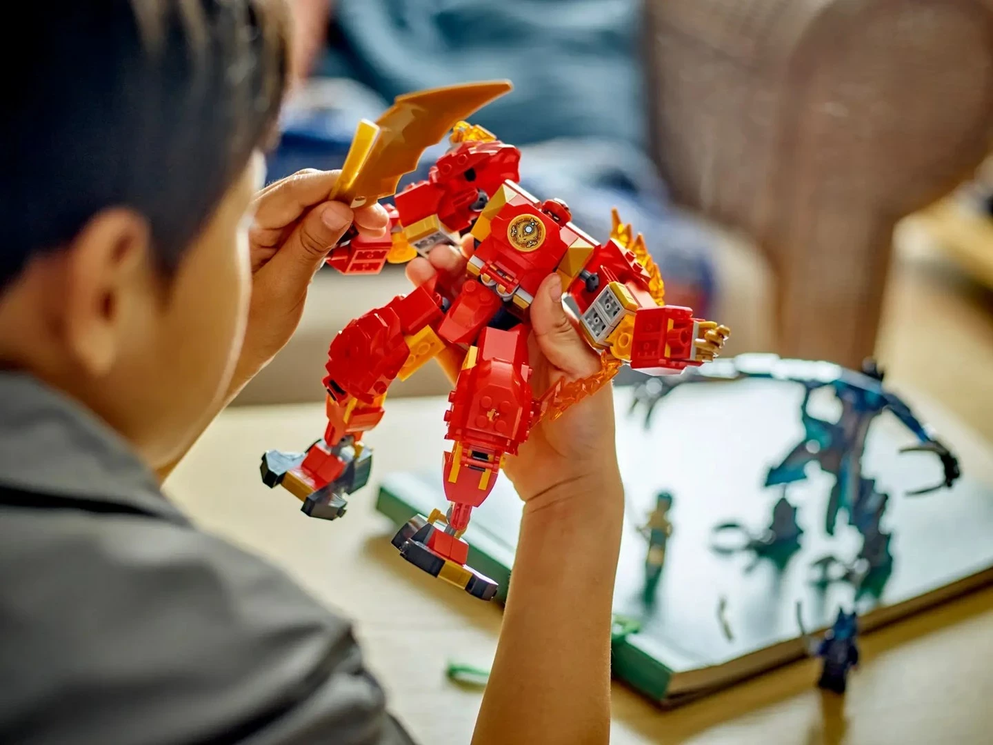 Set LEGO NINJAGO 71808, Kai's Elemental Fire Mech, 4 minifigura, Kuq