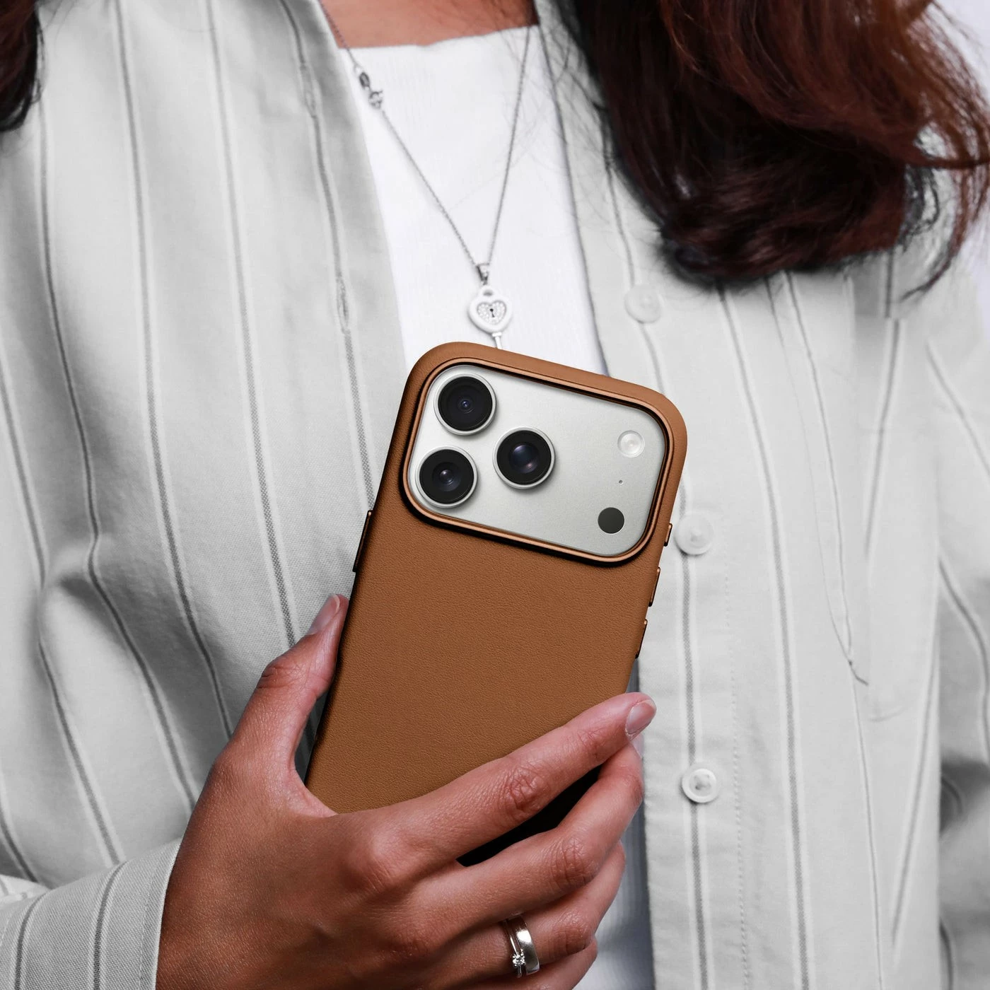 Mbështjellës Vonmählen Like Leather për iPhone 17 Pro, kafe