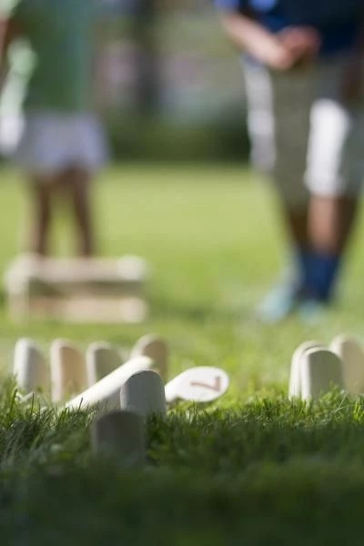 Set lojë Mölkky Tactic 40268, 12 kunja druri me zbijak, për jashtë