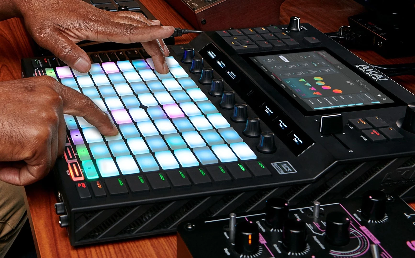 Paisje për prodhim muzikor AKAI FORCE Standalonem, MIDI USB, e zezë