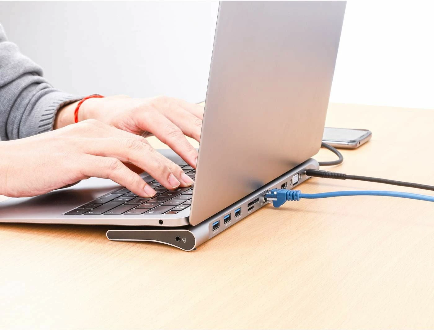 Docking station MANHATTAN USB-C 11in1 MST, për 3 monitorë, argjend
