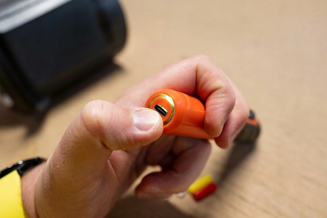 Stilolaps ngjitësi i nxehtë Neo Tools 17-085, bateri 2000 mAh, për shufra 8 mm, USB, set 10 shufra, portokalli/zi