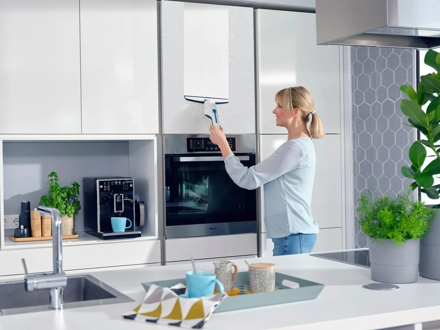 Pastrues elektrik dritaresh LEIFHEIT 51035, 45 min, i zi/blu/bardhë