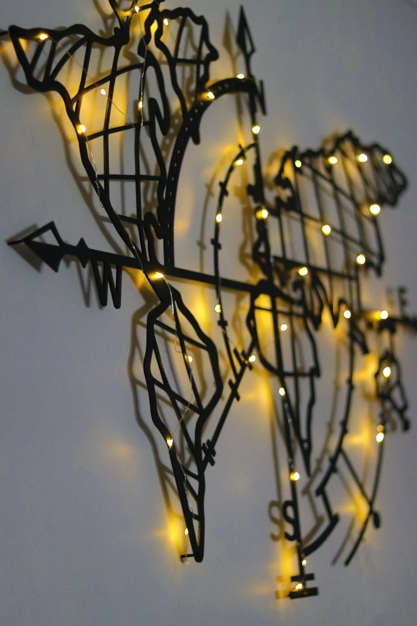 Aksesor dekorativ metalik për mur, hartë bote me busull dhe LED, ngjyrë e zezë