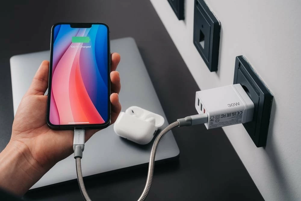 Karikues muri Verbatim CHR-30EU2 (49701) 30W, 1x USB-C PD 20W + 3x USB-A (QC 3.0 18W + 2x 10W), prizë EU, i bardhë