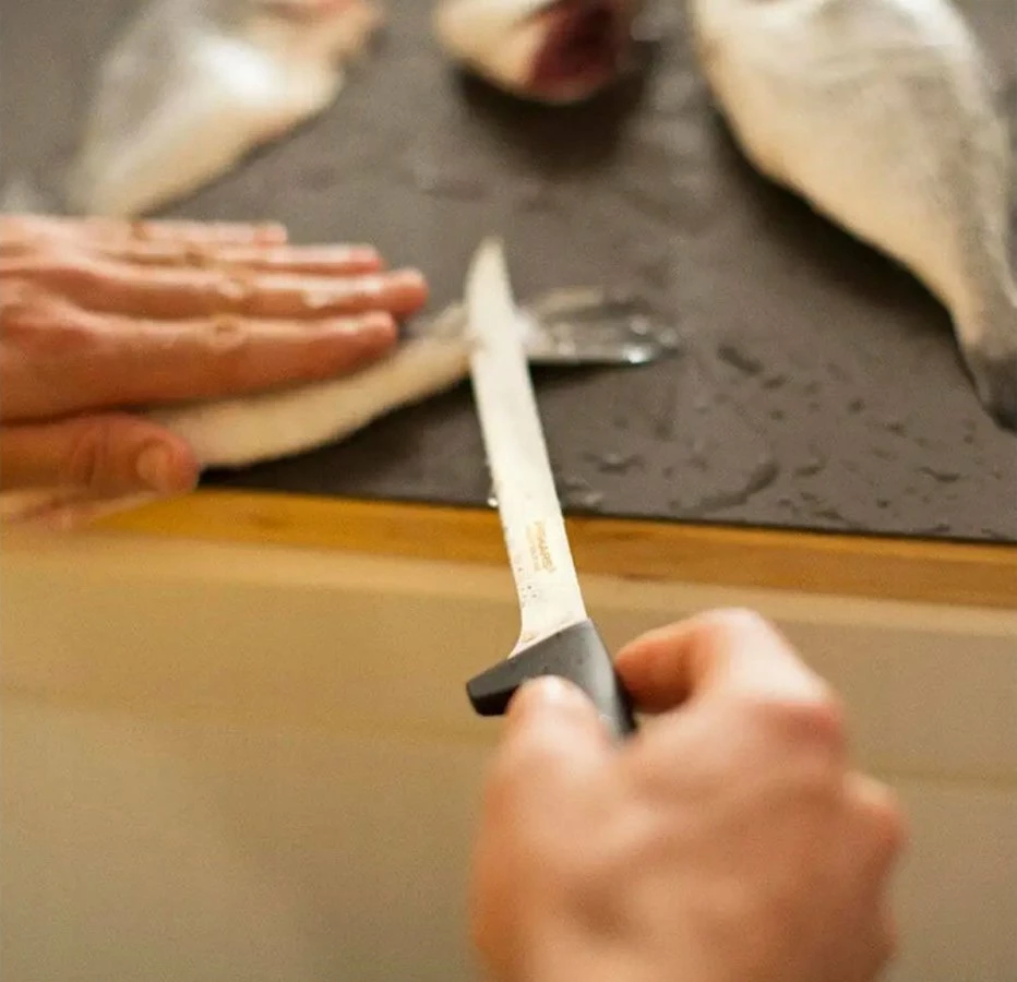 Thikë filetuese Fiskars Essential 1065567, teh 18 cm, çelik inox, dorezë polipropileni, e zezë