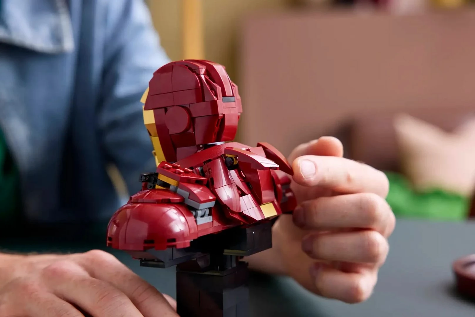 Set LEGO Marvel Iron Man MK4 Bust 76327, me minifigurë, për të rritur, Kuqe