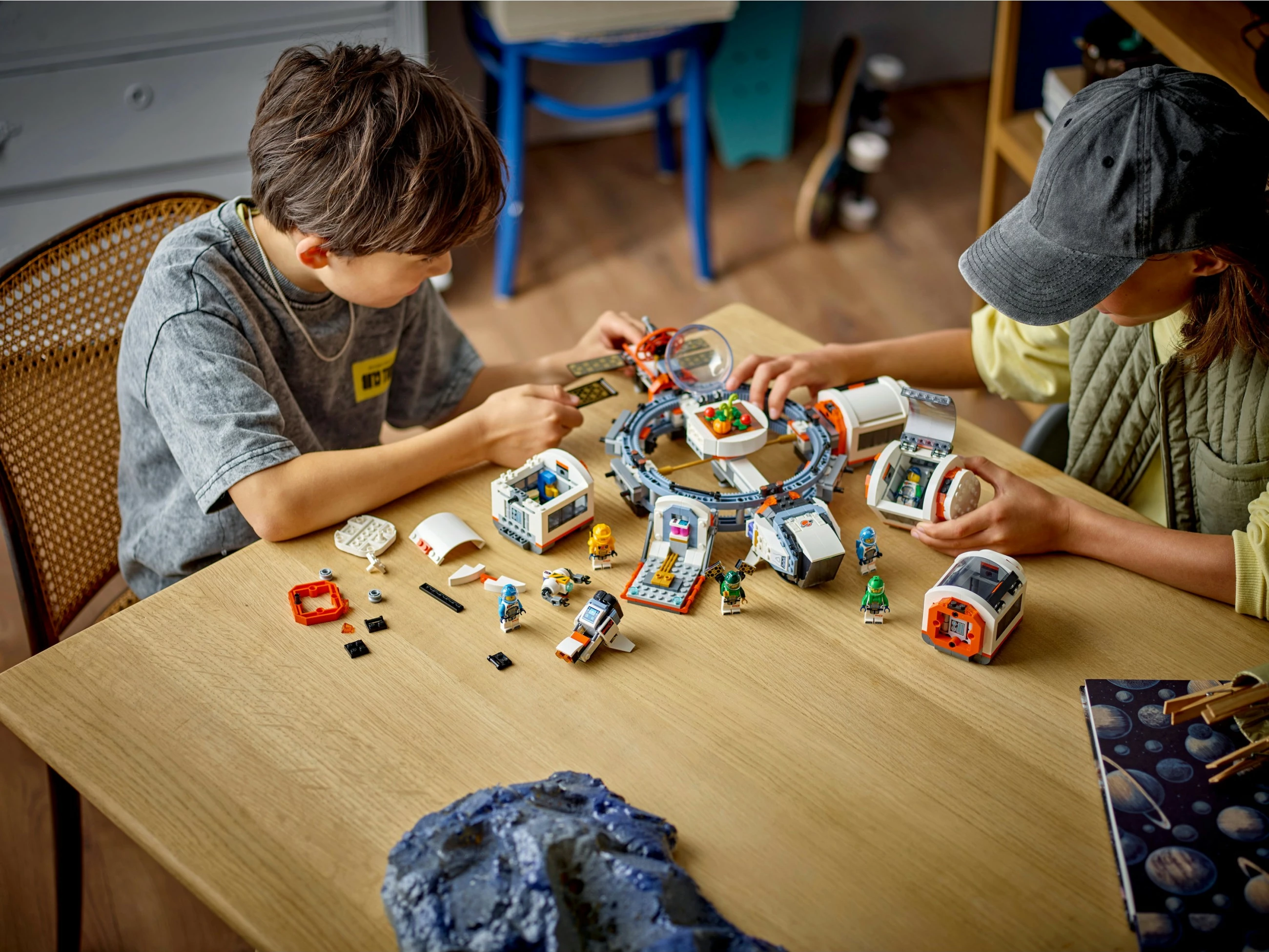 Set ndërtimi LEGO Modular Space Station 60433, 1097 pjesë, shumëngjyrësh