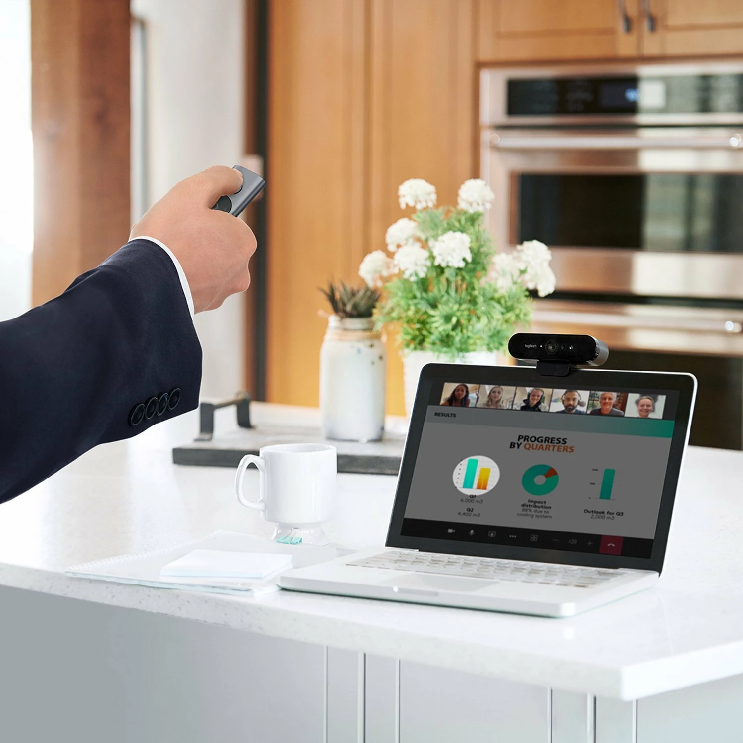 Telekomandë prezantimi Logitech Spotlight 910-004862, rreze 30 m, Bluetooth/USB receiver, karikim USB-C, me kasë, gold