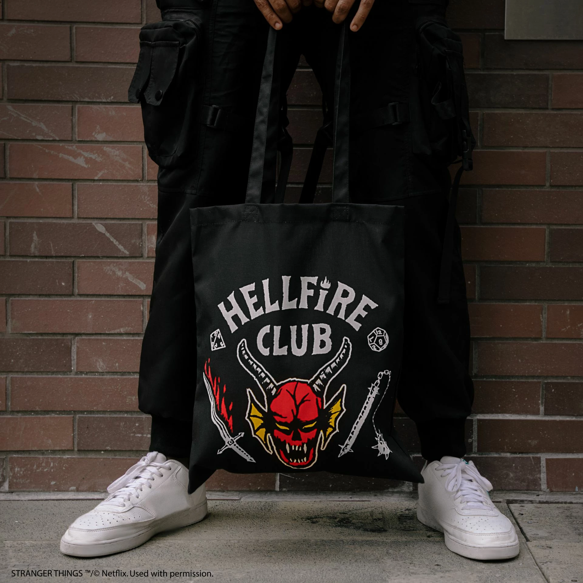 Çantë tote Cinereplicas Stranger Things Hellfire Club, 42×38 cm, 100% poliester, e zezë