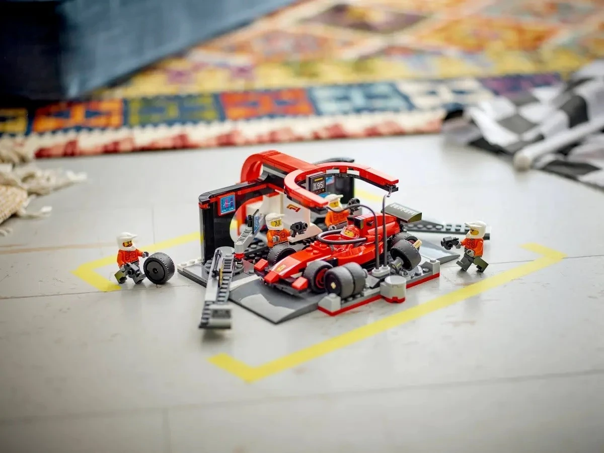 Set LEGO City 60443, Pit Stop & Pit Crew me veturë Ferrari, Kuq
