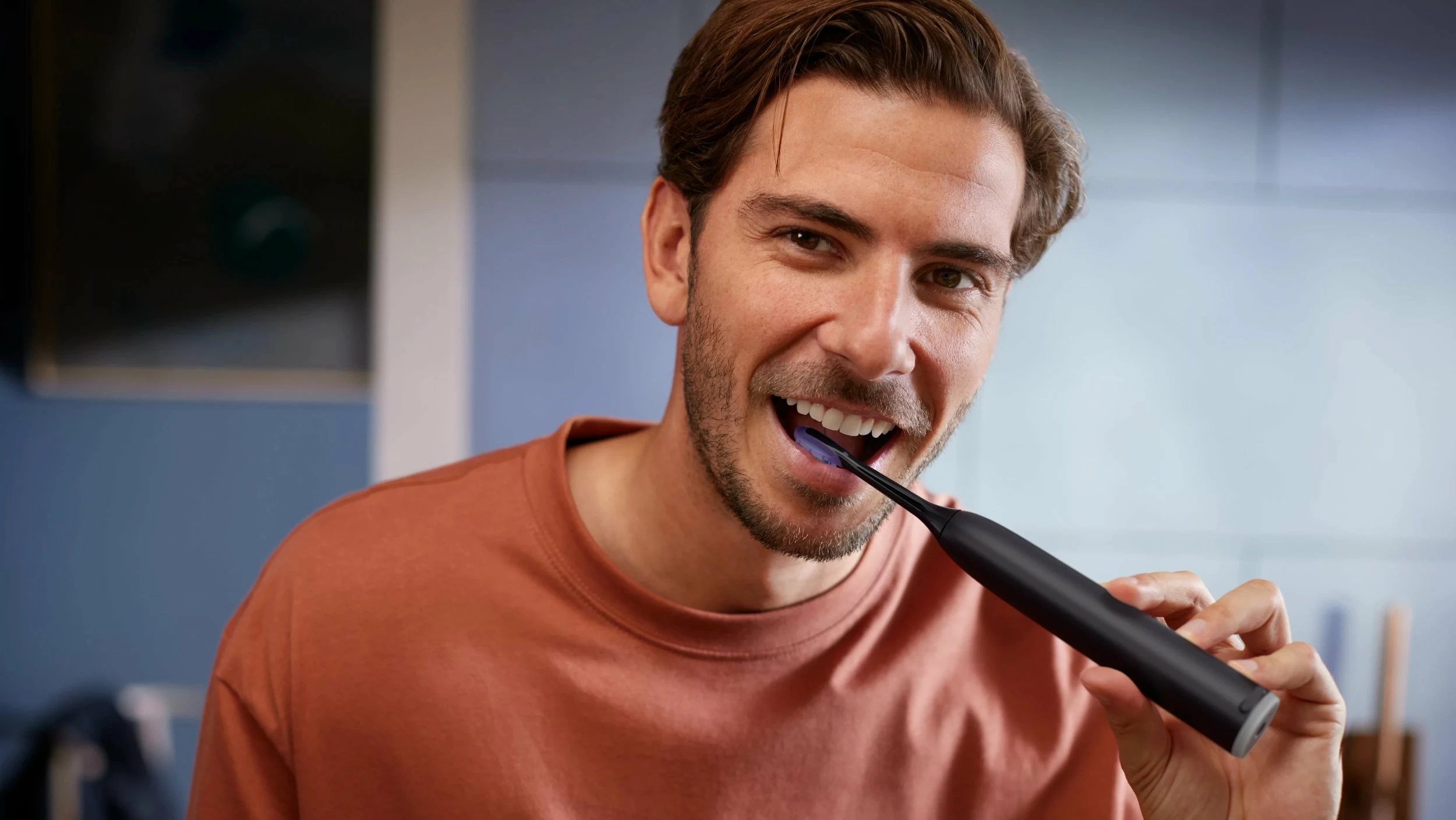 Furçë dhëmbësh elektrike Philips Sonicare 7100 HX7421/01, me sensor presioni, me aplikacion, me këllëf udhëtimi, 1 kokë furçe, e zezë