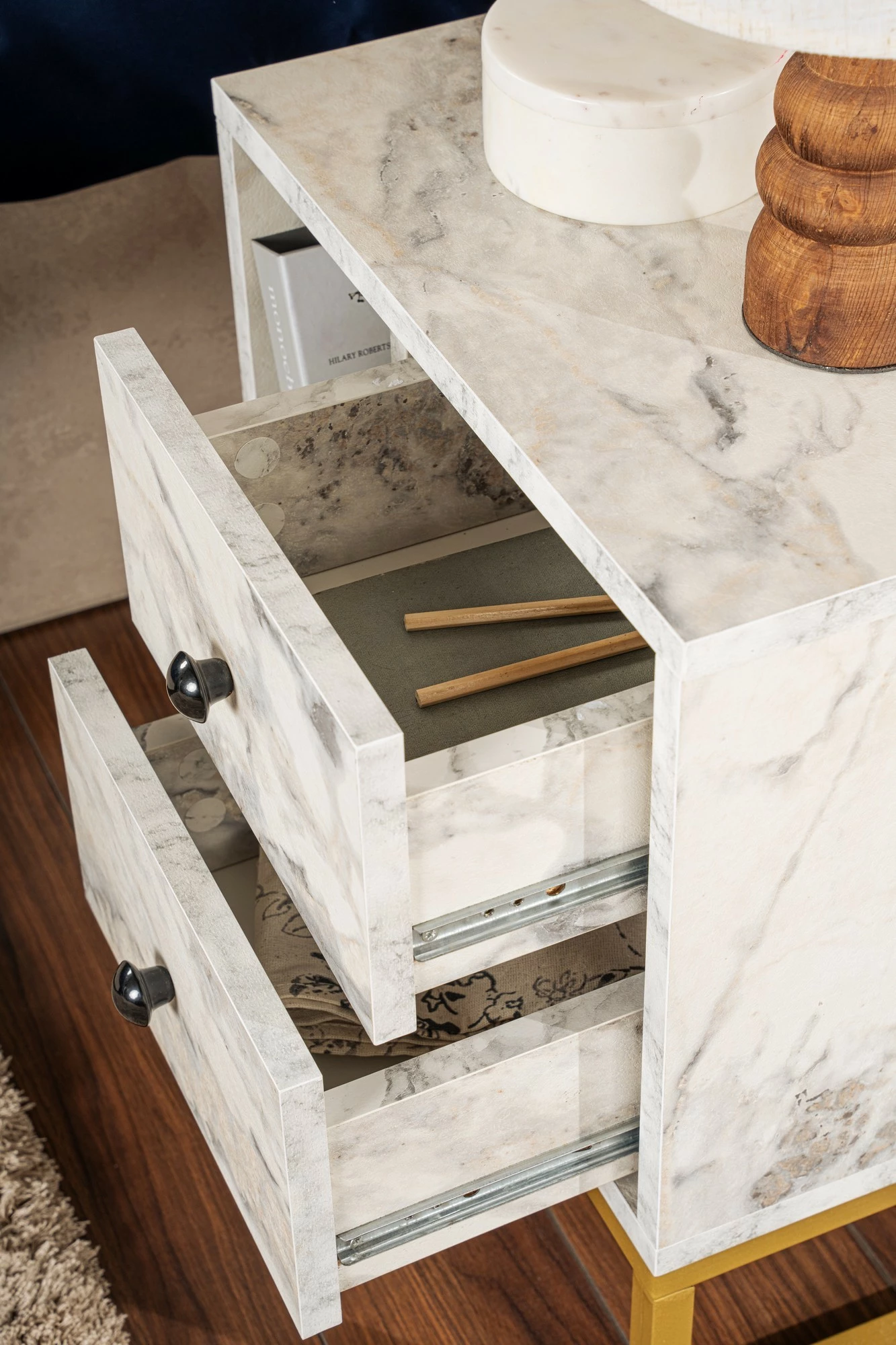 Komodinë Nordure, ngjyrë Freesia Marble, ari