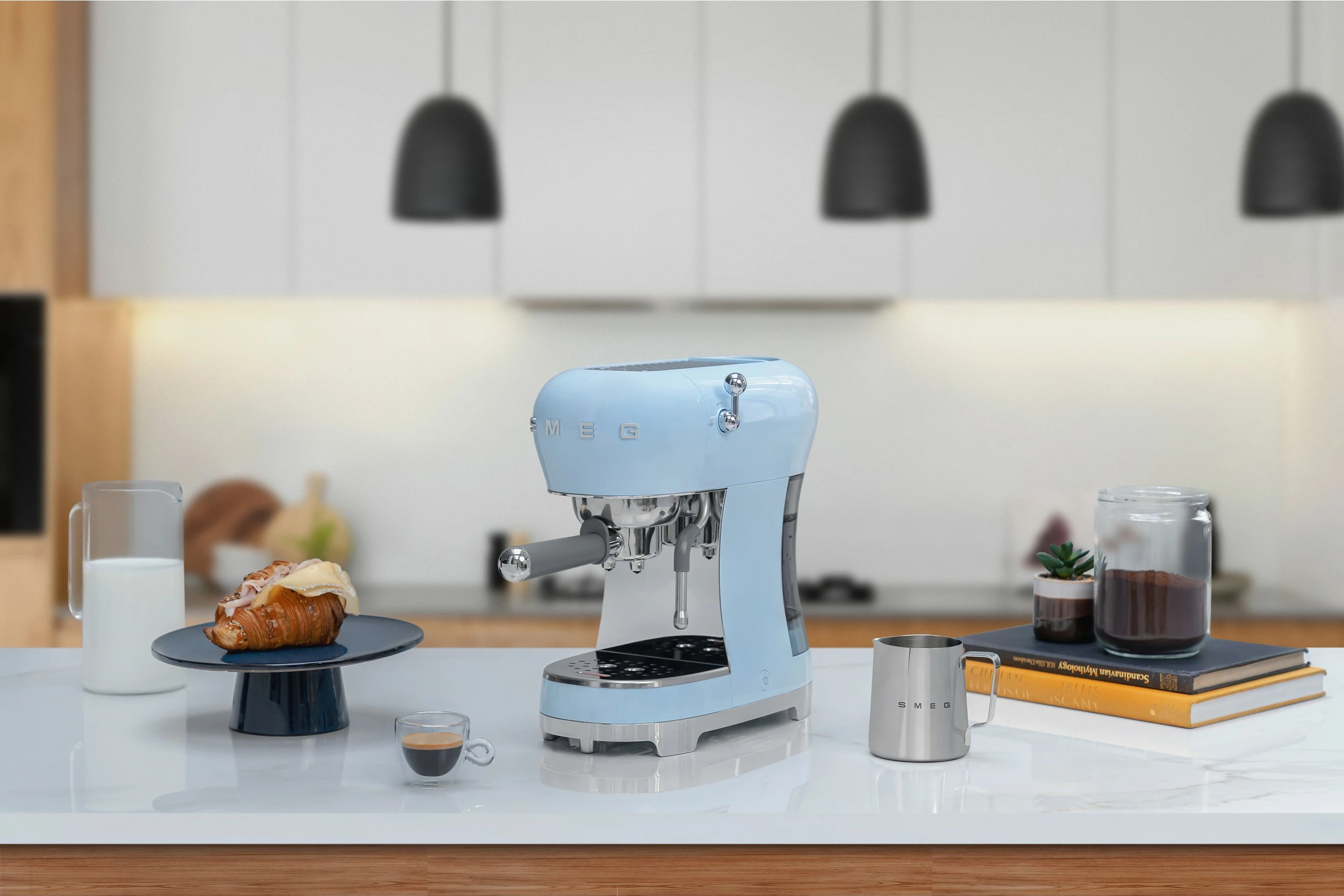 Ekspres SMEG ECF02PBEU, manual, 1.1L, 15 bar, pastell blu