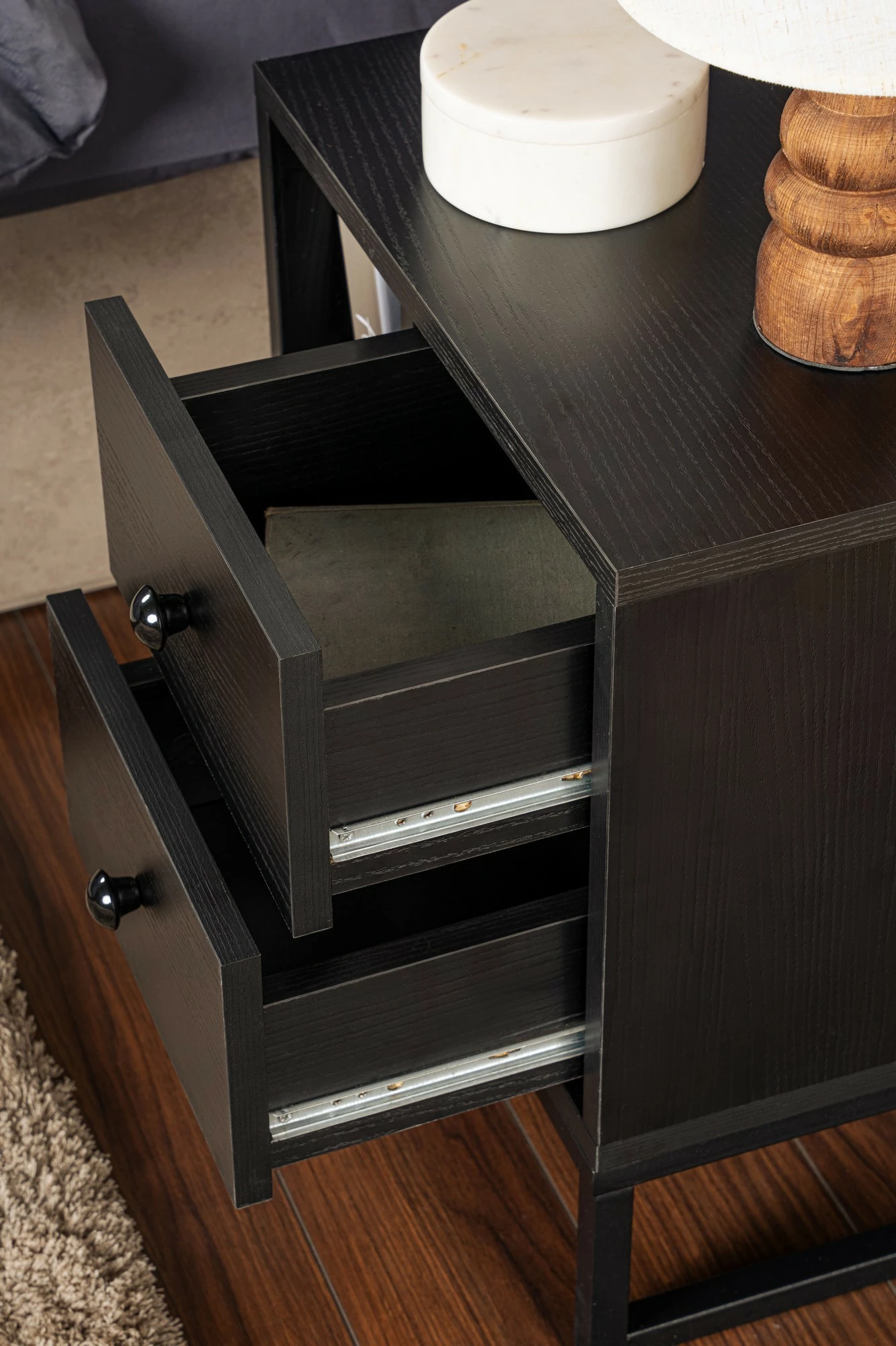 Komodinë Nordure, ngjyrë druri e zezë, Glimmer, e zezë