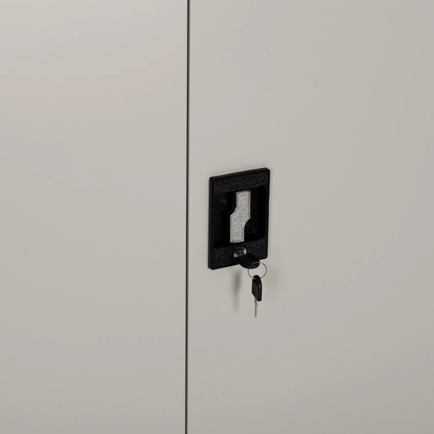 Dollap metalik me këmbë CLOD FH11981 2-dyer me ndarje, ngjyrë gri e lehtë, 90x40x190H cm