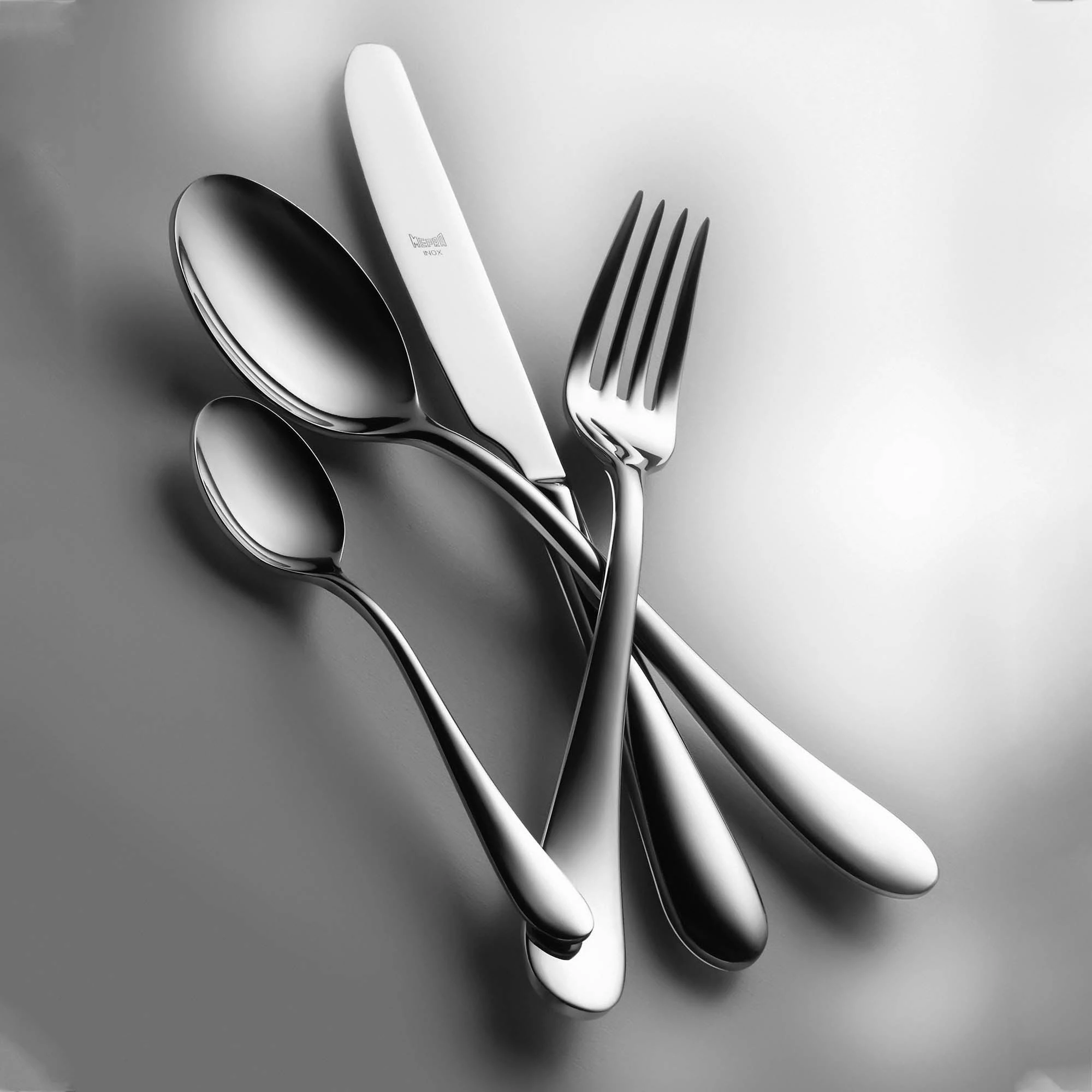 thikë tavoline, Mepra, Natura, çelik inox 18/10 4 mm, serracion i imët, dorezë e zbrazët, argjendtë