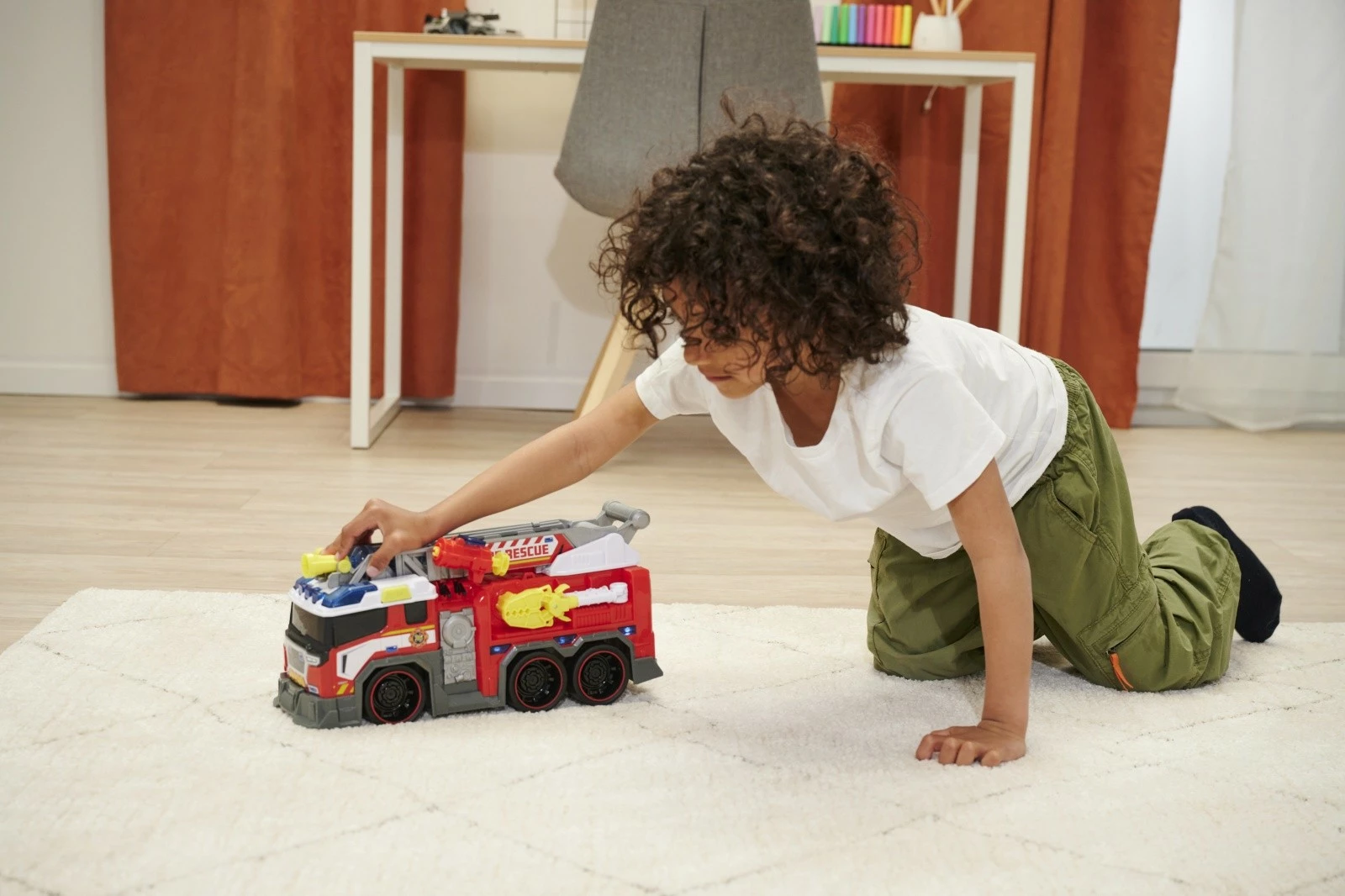 Kamion zjarri lodër Dickie 37.5 cm, plastikë, me drita dhe zë, i kuq