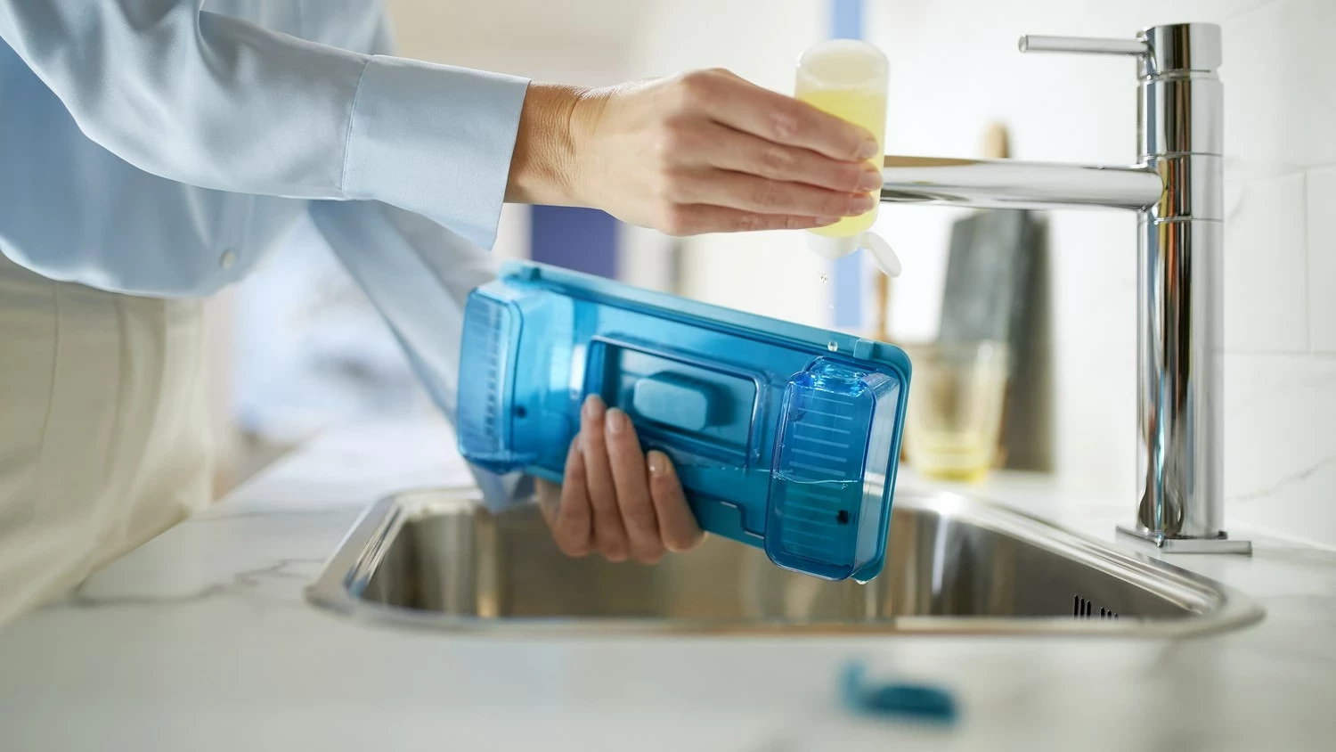 Fshesë pa kabëll Philips 8000 Series Aqua Plus XC8349/01, e zezë