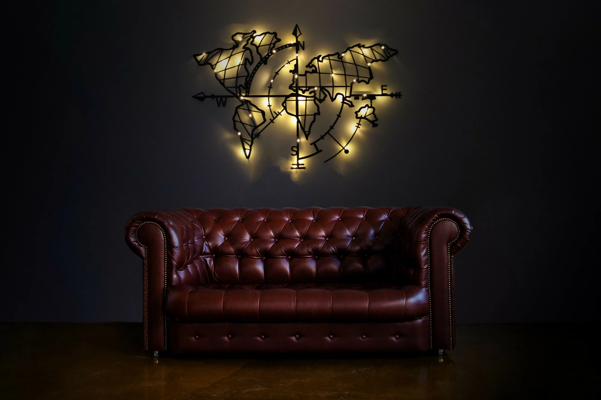 Aksesor dekorativ metalik për mur, hartë bote me busull dhe LED, ngjyrë e zezë