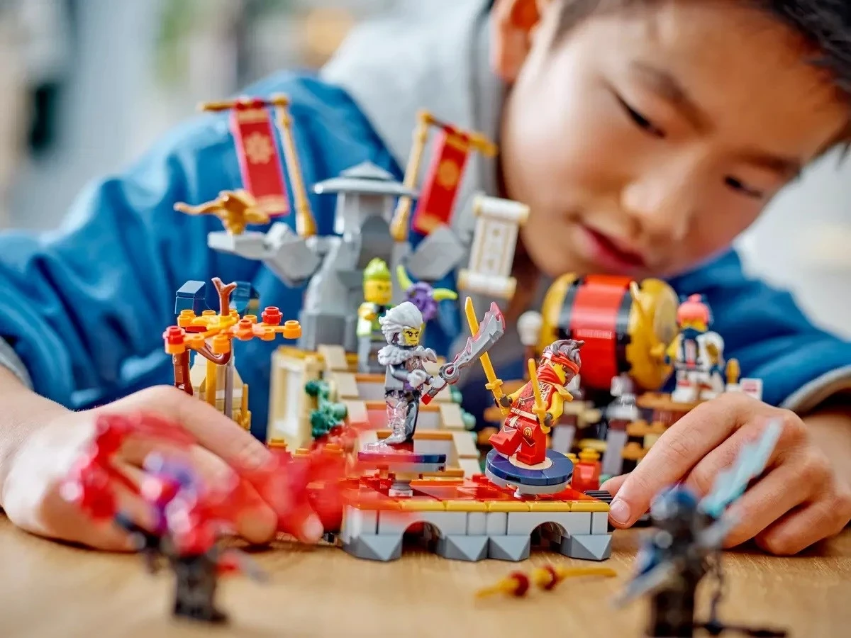 Set LEGO NINJAGO Tournament Battle Arena 71818 me 6 minifigura