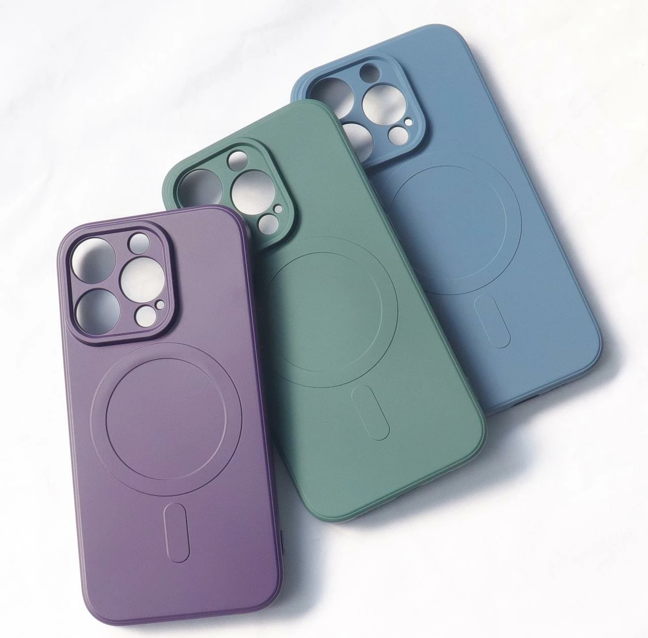 Mbështjellës silikoni Hurtel për iPhone 15 Pro Max, MagSafe, blu e errët