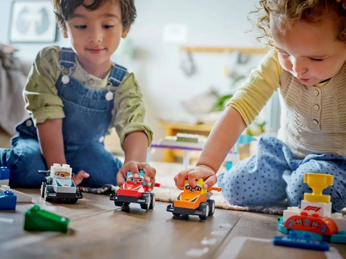 Set LEGO DUPLO 10445, Vetura garuese F1 dhe shoferë