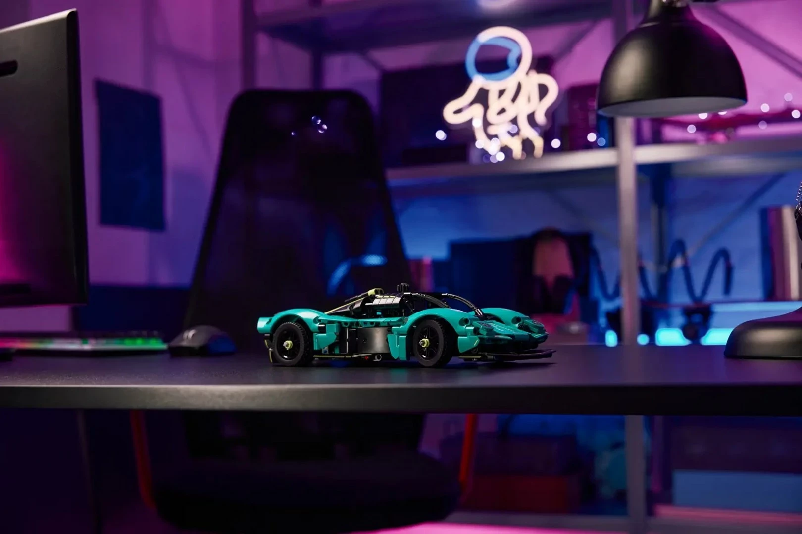 Set LEGO Technic Aston Martin Valkyrie 42208, 707 pjesë, për moshën 9+