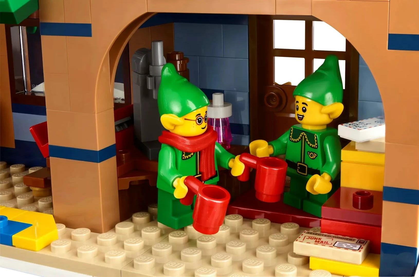 Set LEGO ICONS 10339 Santa's Post Office, 5 minifigura